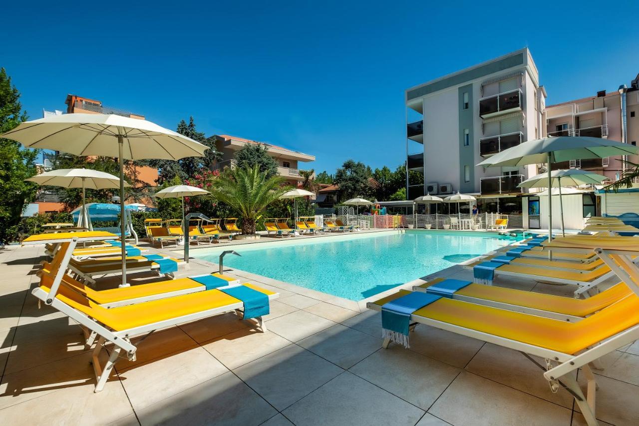 Hotel Tre Rose Ричоне Екстериор снимка