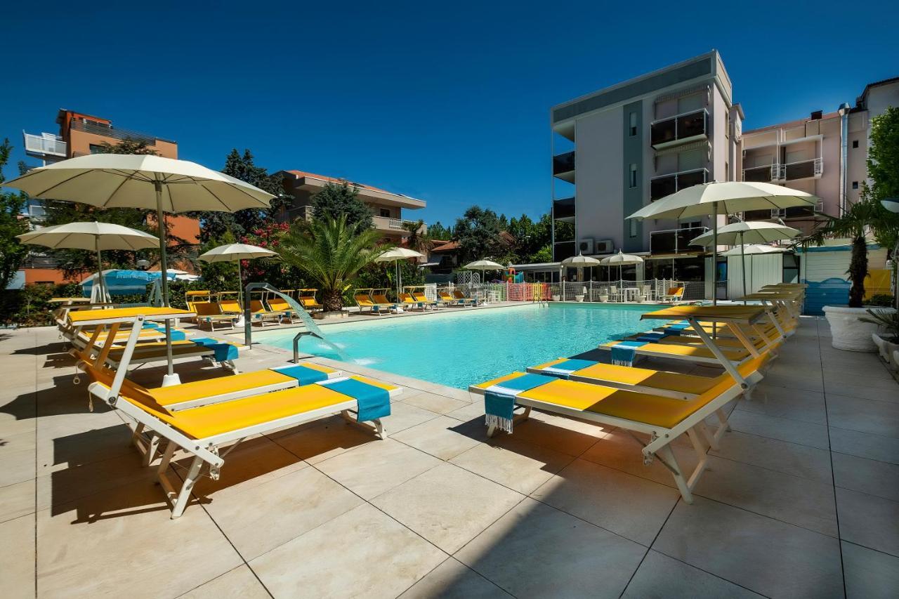 Hotel Tre Rose Ричоне Екстериор снимка