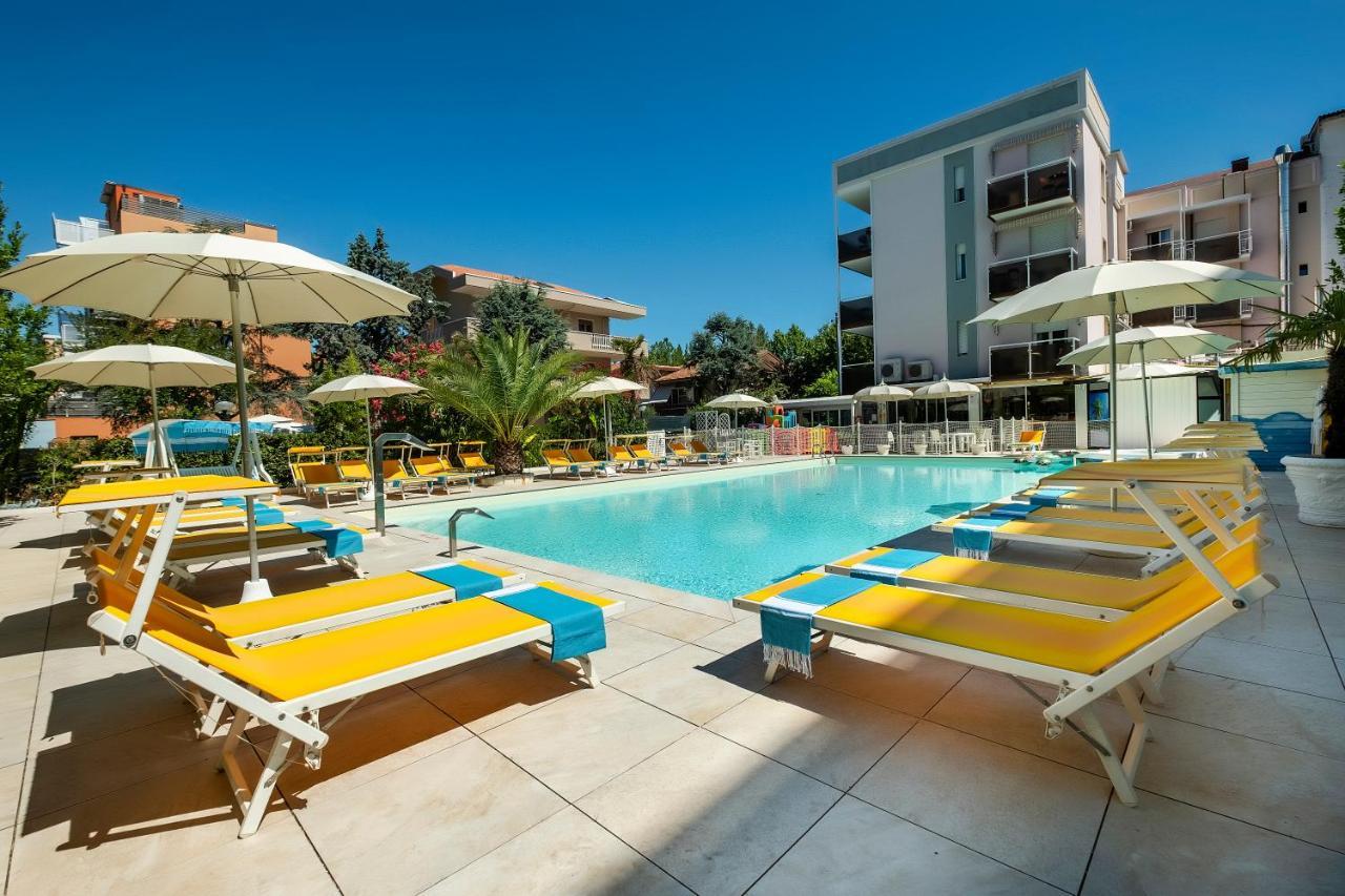 Hotel Tre Rose Ричоне Екстериор снимка