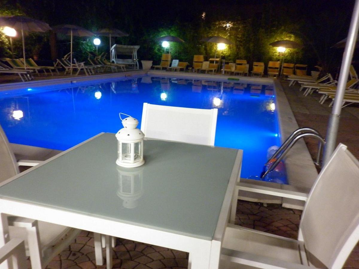 Hotel Tre Rose Ричоне Екстериор снимка