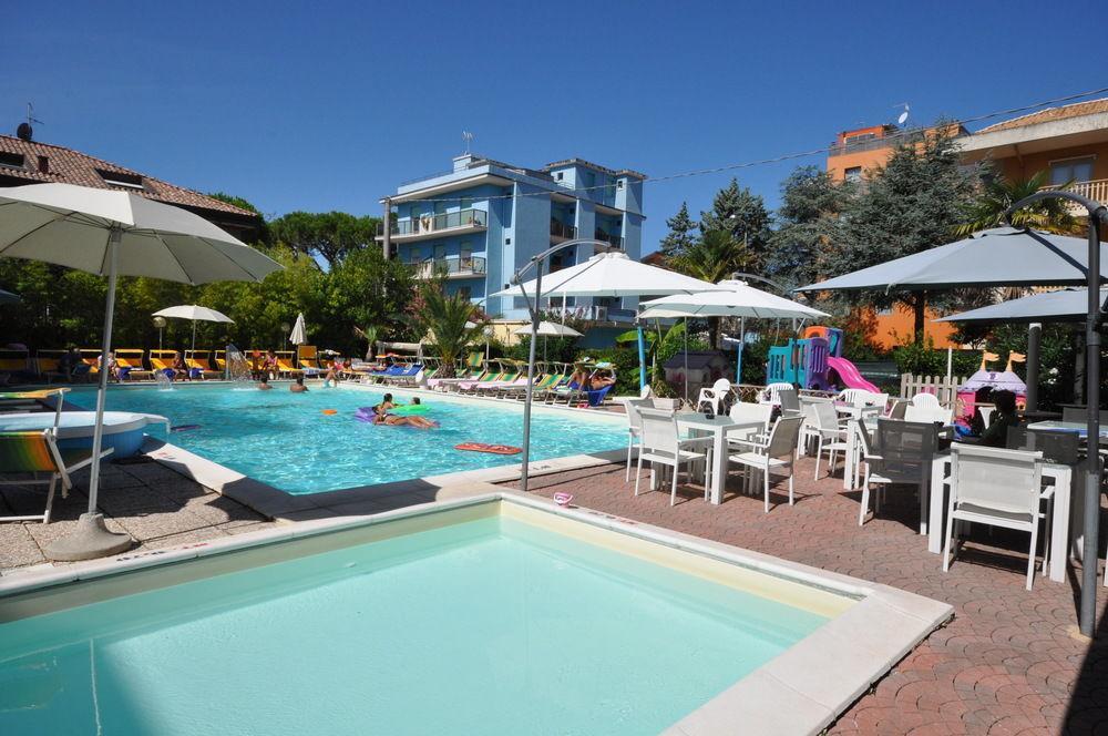 Hotel Tre Rose Ричоне Екстериор снимка