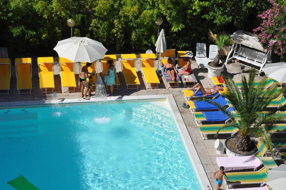 Hotel Tre Rose Ричоне Екстериор снимка