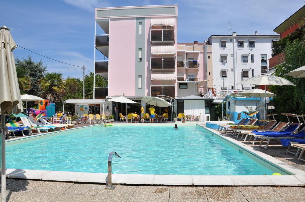 Hotel Tre Rose Ричоне Екстериор снимка